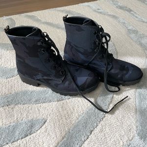 Kendall + Kylie combat ankle boots camo blue camouflage, new without tags